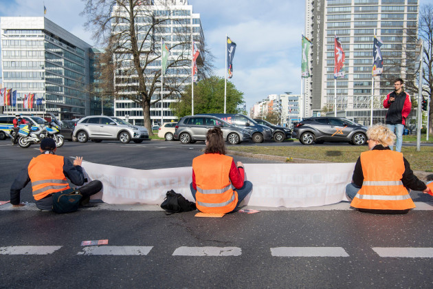Activiştii grupului ecologist Ultima Generaţie care au blocat drumuri în Germania, atacaţi de şoferi nemulţumiţi