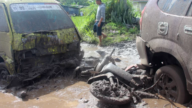 Cel puţin 28 de persoane, inclusiv copii, au murit în urma unor inundaţii şi scurgeri de lavă rece în vestul Indoneziei