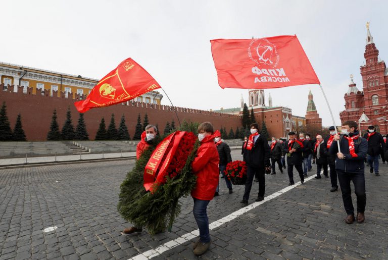 Comunişti ruşi au sfidat restricţiile pentru a depune flori la mausoleul lui Lenin din Moscova