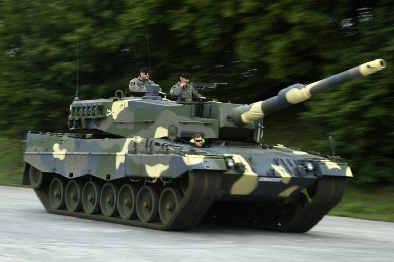 Compania germană Rheinmetall, pregătită să livreze Ucrainei zeci de tancuri Leopard la mâna a doua