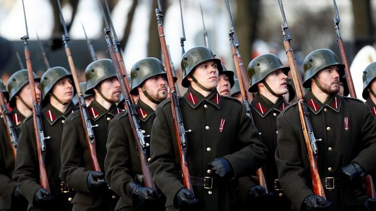 Aproape 500 de letoni s-au înrolat ca voluntari în forţele armate