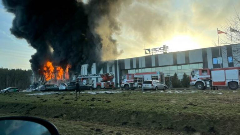Pompierii letoni încearcă să stingă un incendiu izbucnit la o fabrică de drone a grupului american Edge Autonomy