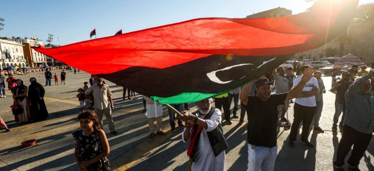 Noi proteste în Libia. Manifestanţii au luat cu asalt sediul parlamentului din oraşul Tobruk