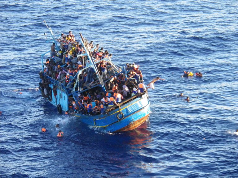 18 migranţi au pierit într-un naufragiu produs în largul Libiei