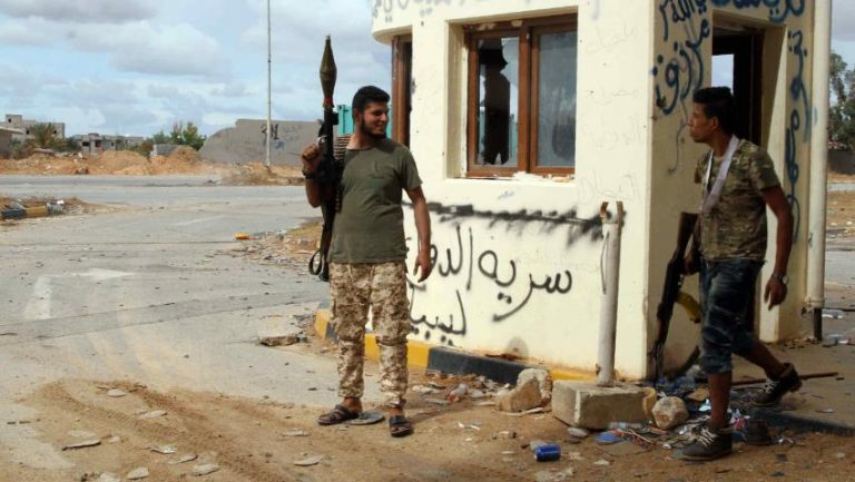 Șapte morţi şi zeci de răniţi în urma unui atac aerian asupra unei fabrici lângă Tripoli