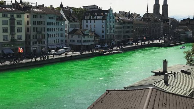 Un râu din Elveţia, colorat în verde fosforescent de activişti ecologişti