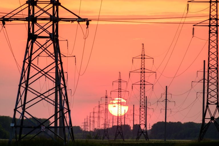 România a redus taxa de import și export a energiei electrice din și către Moldova
