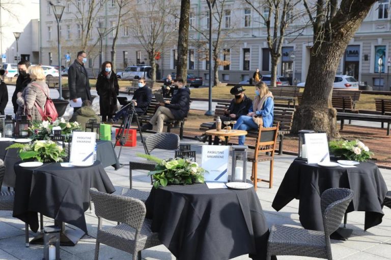 Restaurante şi hoteluri din Lituania au scos mese şi paturi în pieţe publice în semn de protest