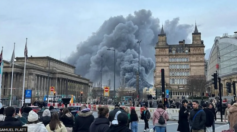Un imobil de patru etaje din centrul oraşului Liverpool a fost cuprins de flăcări. Locuitorii au fost evacuați