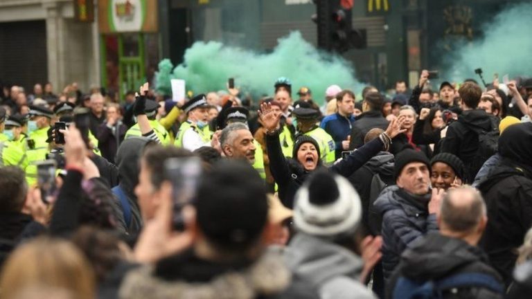 Proteste la Londra faţă de restricţiile impuse de pandemie