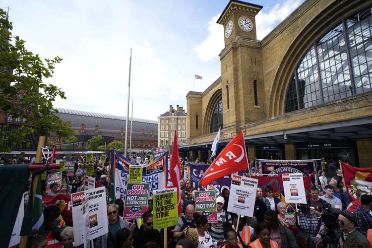 Mii de oameni au cerut la Londra reintegrarea Marii Britanii în UE