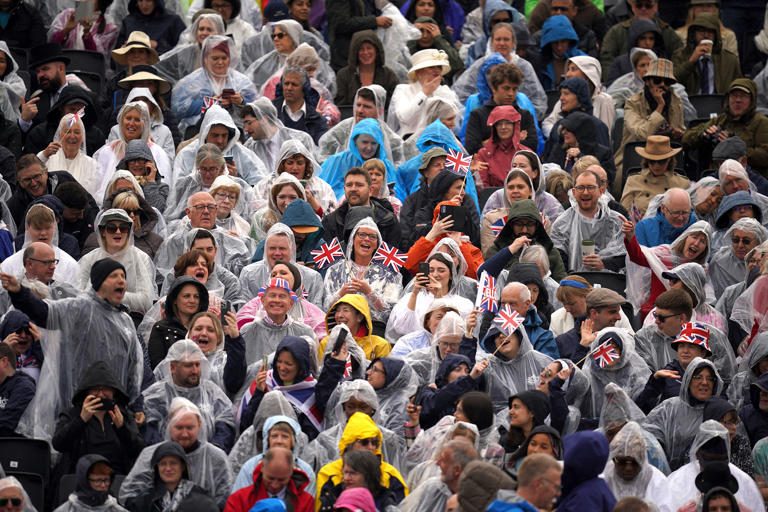 Zeci de mii de oameni au înfruntat ploaia cu prilejul ceremoniei de încoronare a regelui Charles al III-lea