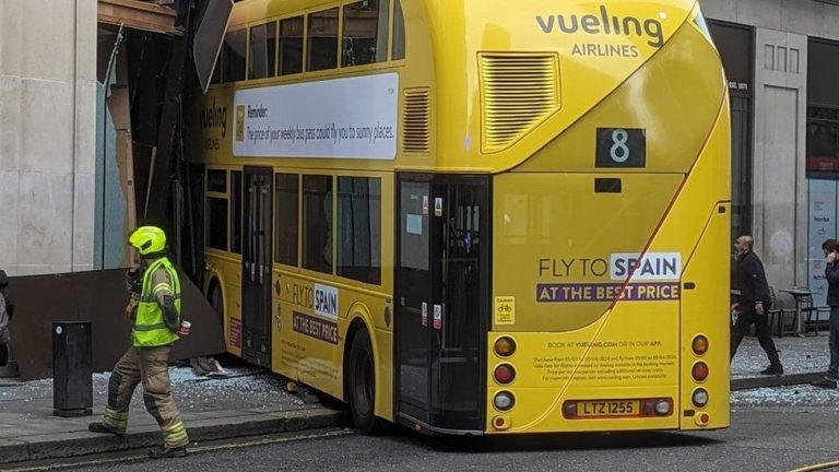 Un autobuz cu etaj a intrat într-o clădire în centrul Londrei