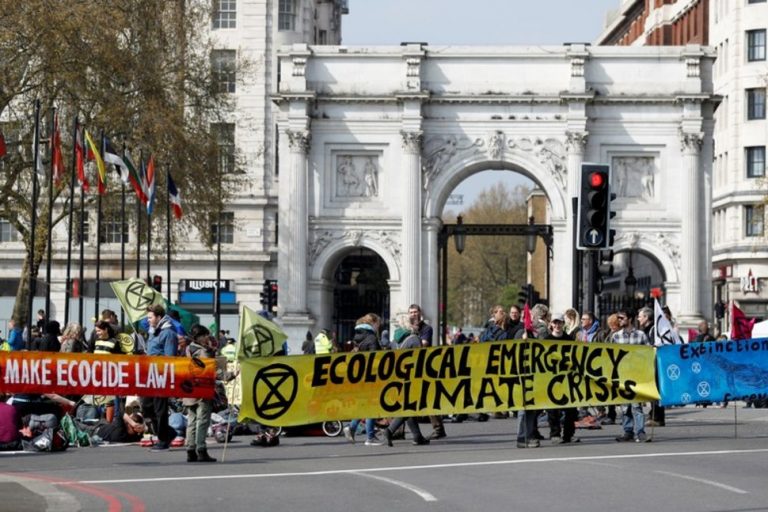 Mii de activişti au protestat pe străzile Londrei pentru “o stare de urgenţă ecologică”