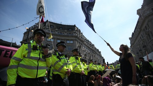 Protest împotriva restricţiilor antiepidemice şi împotriva vaccinărilor în centrul Londrei; poliţişti răniţi în ciocniri cu demonstranţi