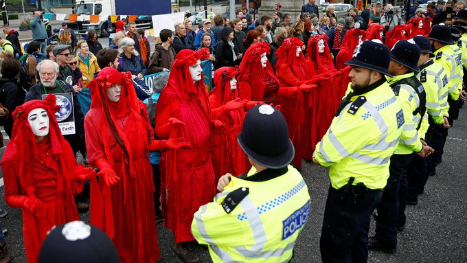 Poliția londoneză a arestat 135 de participanți la protestele împotriva schimbărilor climatice