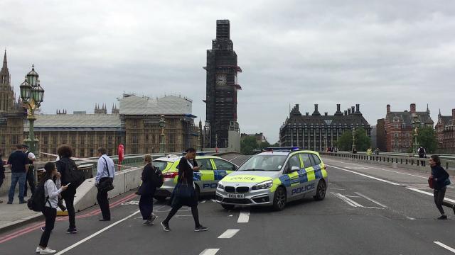 ‘Explozie controlată’ a unui pachet suspect în apropierea Parlamentului britanic