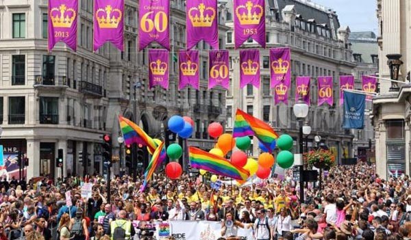 Zeci de mii de persoane au participat la parada comunităţii LGBT pe străzile Londrei