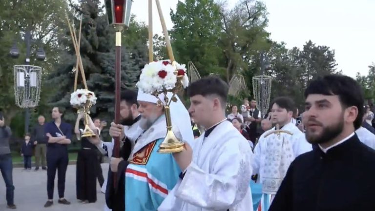 ULTIMA ORĂ/ Lumina sfântă a ajuns la Chișinău. Zeci de enoriași și preoți s-au adunat la Catedrala din Capitală