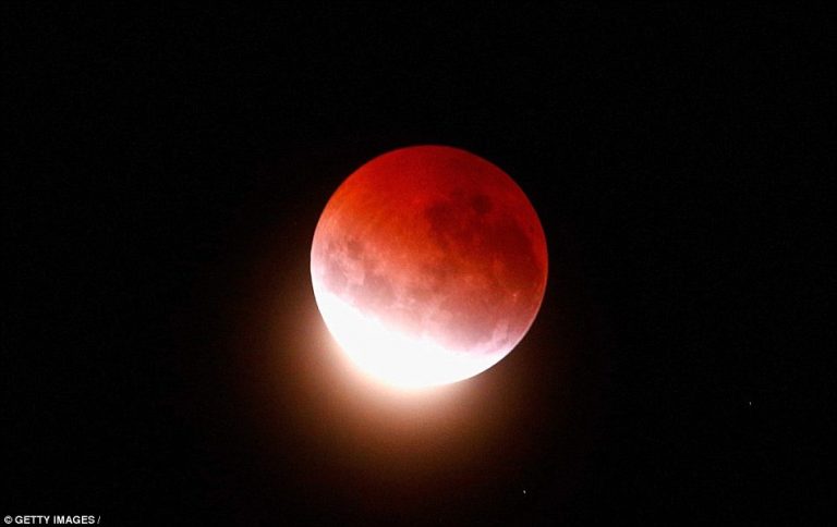 “Super Lună albastră sângerie” va putea fi observată pe 31 ianuarie, un eveniment astronomic rar