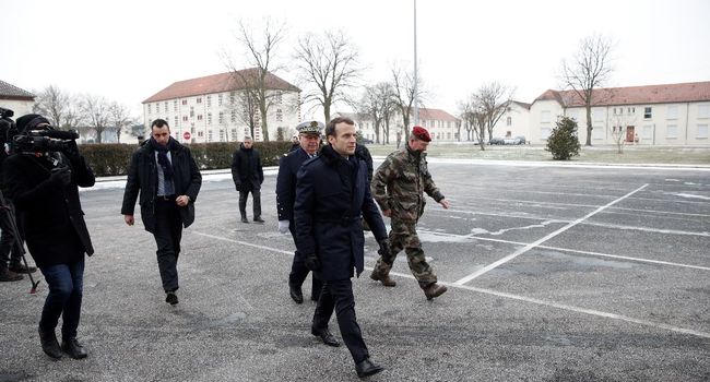 Franța : Emmanuel Macron a petrecut câteva ore în cadrul Armatei terestre, în Marne