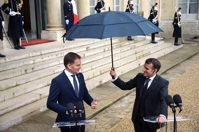 Emmanuel Macron și-a ținut singur umbrela la un eveniment cu premierul slovac Igor Matic – VIDEO