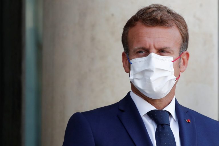 Macron poartă din nou masca de protecție împotriva COVID-19, în numele responsabilităţii