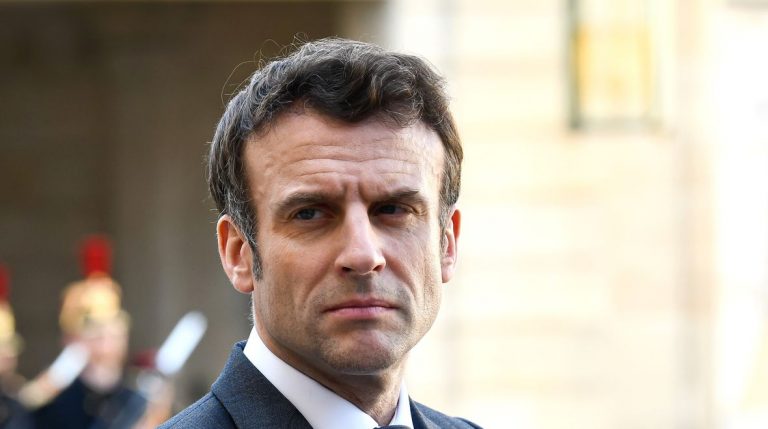 Macron se confruntă luni cu un moment critic, când Adunarea Naţională va vota moţiunile de cenzură legate de reforma pensiilor