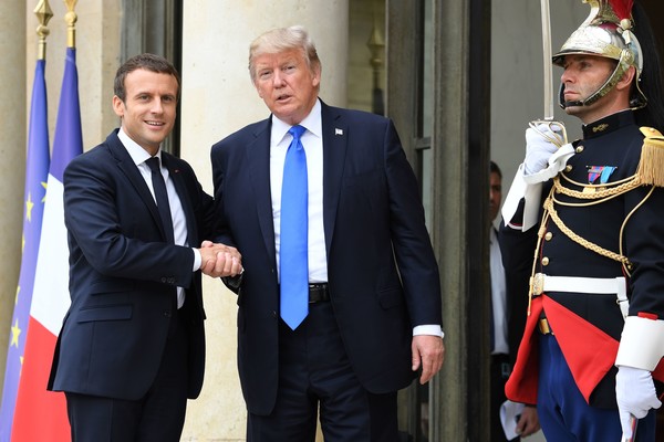 Trump îi adresează ‘condoleanţe’ lui Macron după incendiul de la Notre-Dame