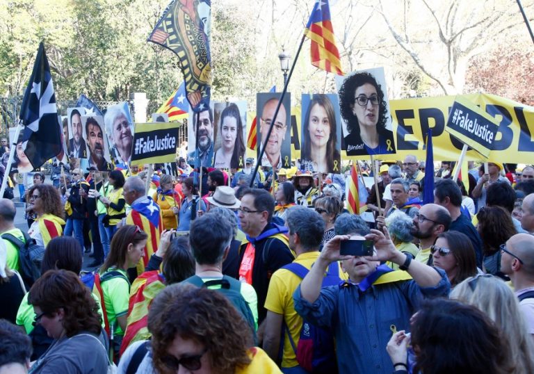 Zeci de mii de persoane au manifestat la Madrid împotriva procesului liderilor separatişti catalani