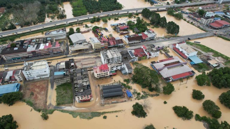 Inundaţiile din sudul Malaysiei au forţat 40.000 de persoane să-şi părăsească locuinţele