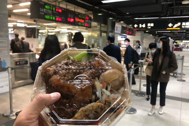 Consumul alimentelor în mijloacele de transport public, interzis în Taiwan