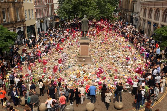 Un an de la atentatul din Manchester. Theresa May și prinţul William, alături de familii la o ceremonie în memoria victimelor