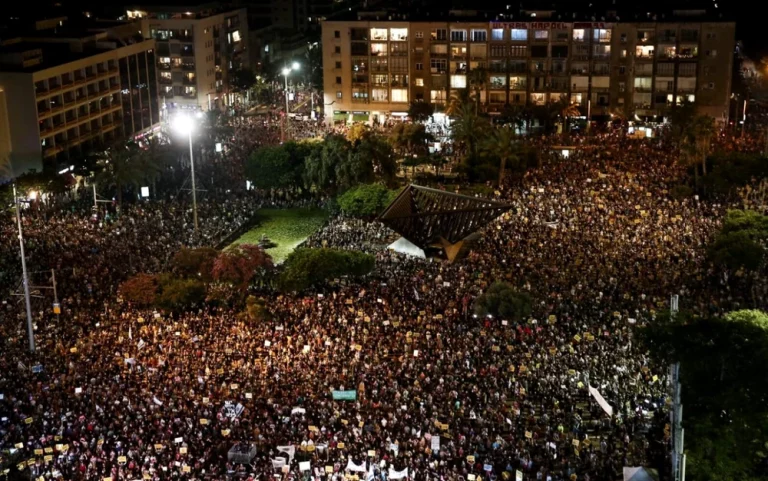 Zeci de mii de manifestanţi au ieșit din nou în stradă în Israel pentru a cere demisia premierului Netanyahu VIDEO