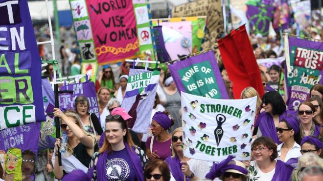 Marea Britanie: Mii de femei au defilat pentru a marca 100 de ani de la obținerea dreptului de vot