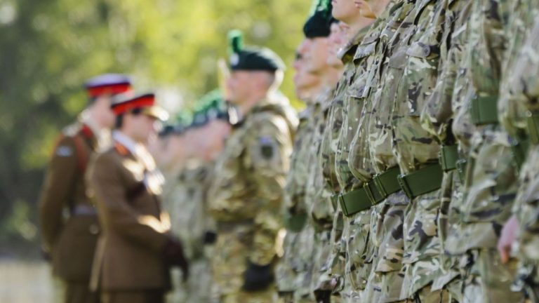 Armata britanică schimbă regulile: Soldaților și ofițerilor li se va permite să poarte barbă și mustață