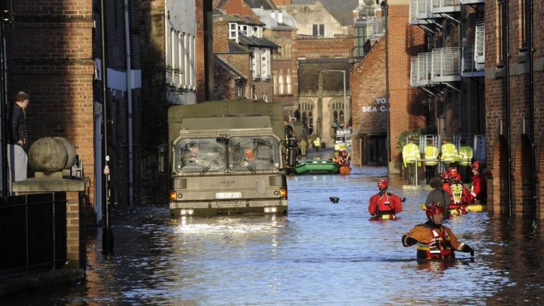 Marea Britanie, afectată de furtuna Arwen. Un mort, mai multe clădiri avariate şi numeroşi copaci doborâţi