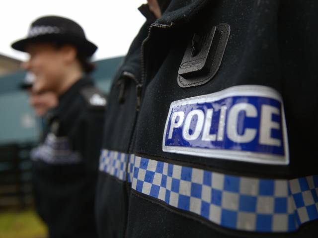 Marea Britanie: Un român a fost acuzat de trafic de persoane după ce poliţia a descoperit în portbagajul maşinii sale un adolescent de 16 ani