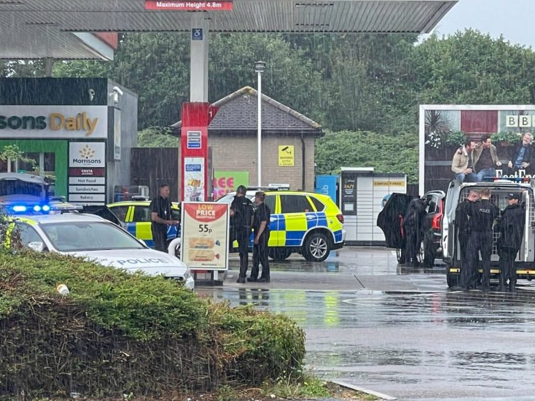 Luare de ostatici într-o staţie de alimentare cu carburanţi din Marea Britanie; o persoană a fost rănită