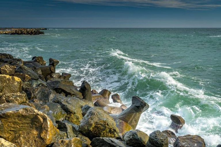 Alertă pe litoralul Mării Negre: O substanță suspectă a speriat pescarii și turiștii