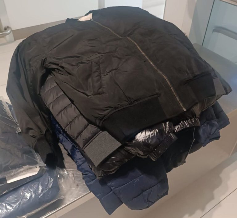 Nerezidentă depistată la Aeroport cu bagajele pline cu articole vestimentare pe care nu le-a declarat