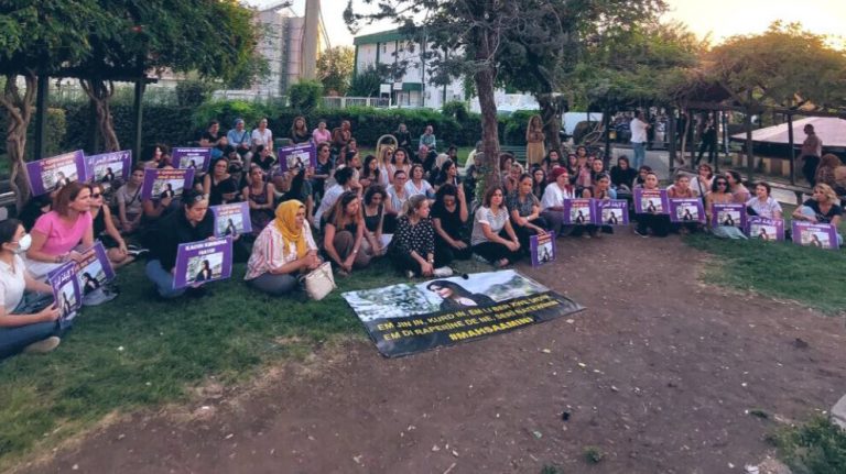 Elevele din Iran îşi scot hijabul şi protestează faţă de autorităţile iraniene, în semn de susţinere pentru manifestaţiile care au cuprins ţara după moartea Mahsei Amini
