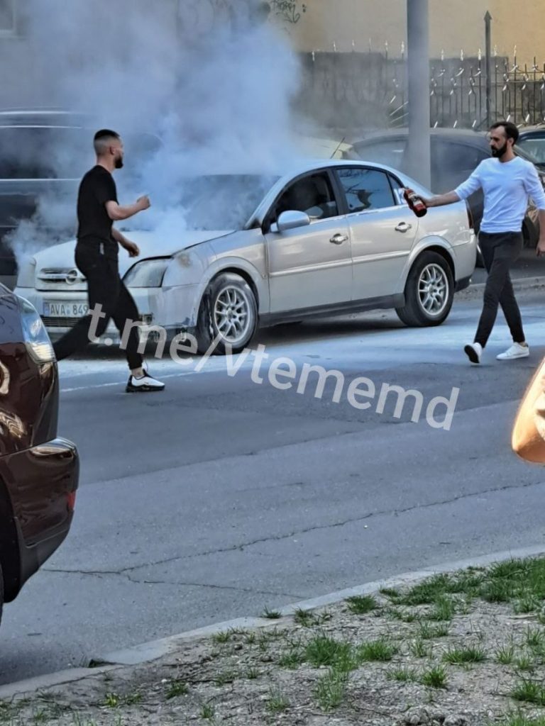 VIDEO: O mașină a luat foc în centru capitalei