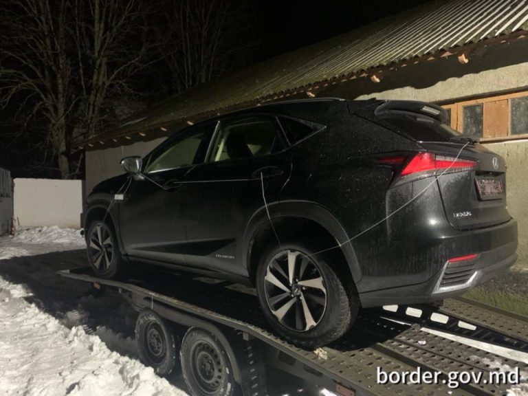 Un Lexus furat în Italia, depistat la frontiera Moldovei