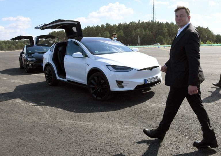 Mai mulţi oameni ar alege să cumpere maşini Tesla dacă Elon Musk nu ar fi la conducerea companiei