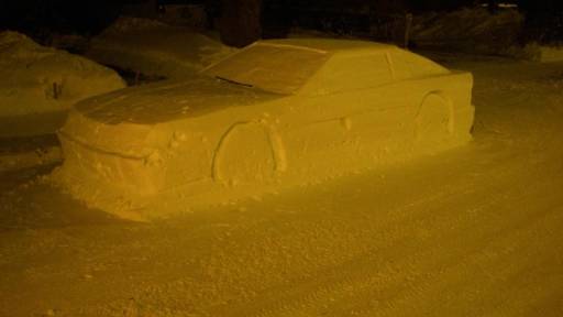Poliția din Montreal “păcălită” de o mașină sculptată din zăpadă