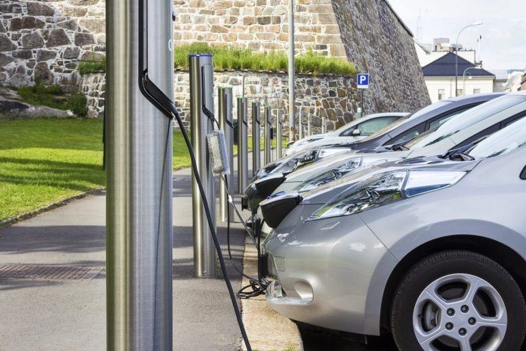 Vânzările de maşini electrice alimentate cu baterii în Marea Britanie au atins pragul de un milion