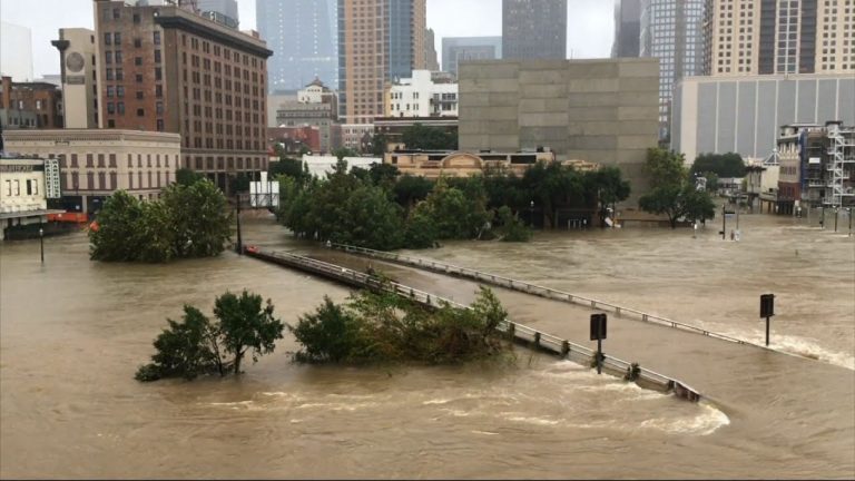 Record de precipitaţii stabilit de furtuna Harvey. Ordin de evacuare în Houston, în urma fisurării unui baraj