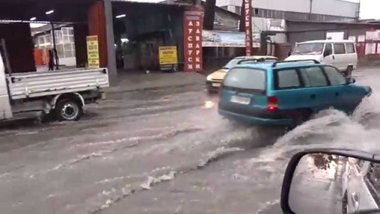 Trei morţi în regiunea oraşului Burgas, în urma unor inundaţii cauzate de ploi torenţiale în sud-estul Bulgariei