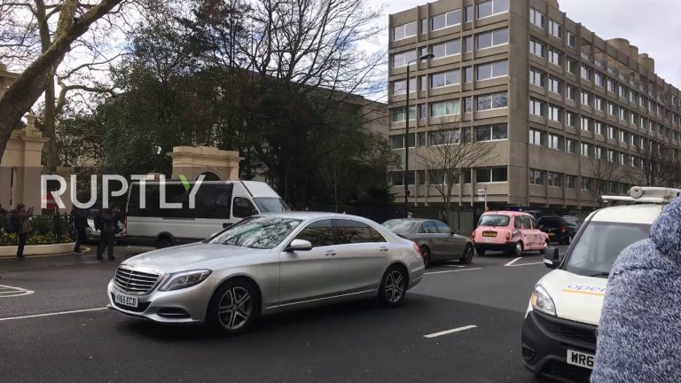 Ruşii expulzaţi de Theresa May părăsesc ambasada din Londra